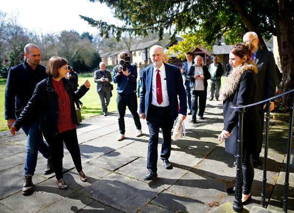 JEREMY CORBYN, 69 ans. Eternel militant de l’extrême gauche du Labour, le député d’Islington, au nord de Londres, s’intéresse plus à la révolution chaviste et à la cause palestinienne qu’à l’Europe, club de capitalistes. Propulsé à la tête d’un parti qui n’a pas voulu du référendum, assigné à faire campagne contre le Brexit dans le même camp que David Cameron dont il dénonce la politique d’austérité, il fait le service minimum.