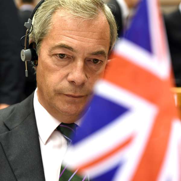 Nigel Farage (54 ans). Le fondateur du Parti pour l’indépendance du Royaume-Uni (UKIP), dont il a quitté la tête en 2016, puis démissionné en 2018, a attribué à l’UE la responsabilité de tous les maux du royaume, chômage compris. La gouaille nationaliste de cet ancien financier de la City l’a rendu populaire. La décision de David Cameron d’organiser un référendum a marqué son triomphe.