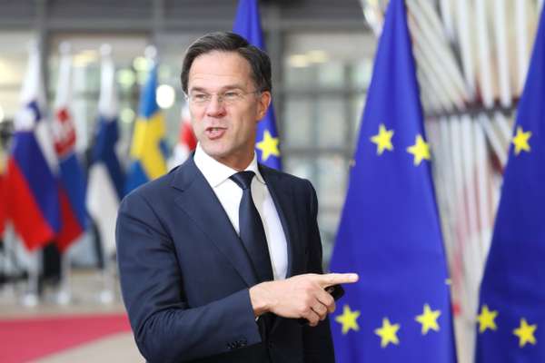 Mark Rutte (52 ans). Le premier ministre néerlandais aurait pu choisir le camp des Britanniques, étant donné les liens entre son pays et le Royaume-Uni. Mais, à Bruxelles, il reste ferme et n’hésite pas à critiquer l’impasse politique britannique. A propos d’un vote des députés britanniques refusant le « no deal », il s’est exclamé : « C’est comme si le Titanic avait voté contre l’iceberg.»