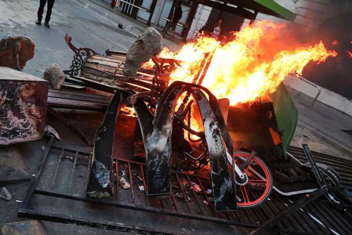 Après une manifestation contre l’augmentation du prix du ticket de métro, à Santiago (Chili), le 19 octobre.