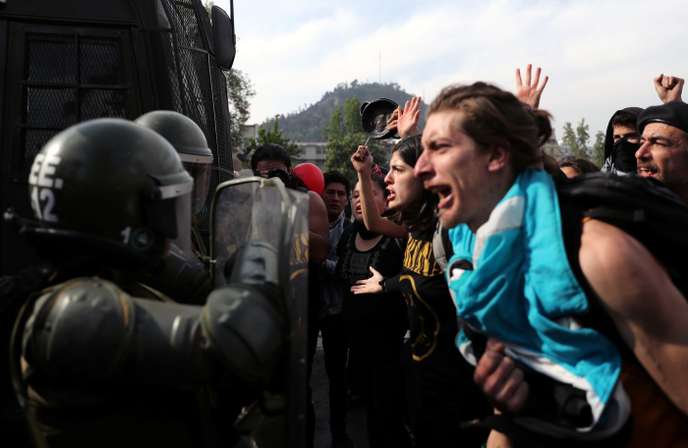 Lors d’une manifestation contre l’augmentation du prix du ticket de métro. Santiago, Chili, 19 octobre.